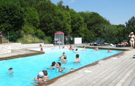 Profitez de votre séjour dans notre camping en Auvergne pour vous rafraichir dans notre piscine
